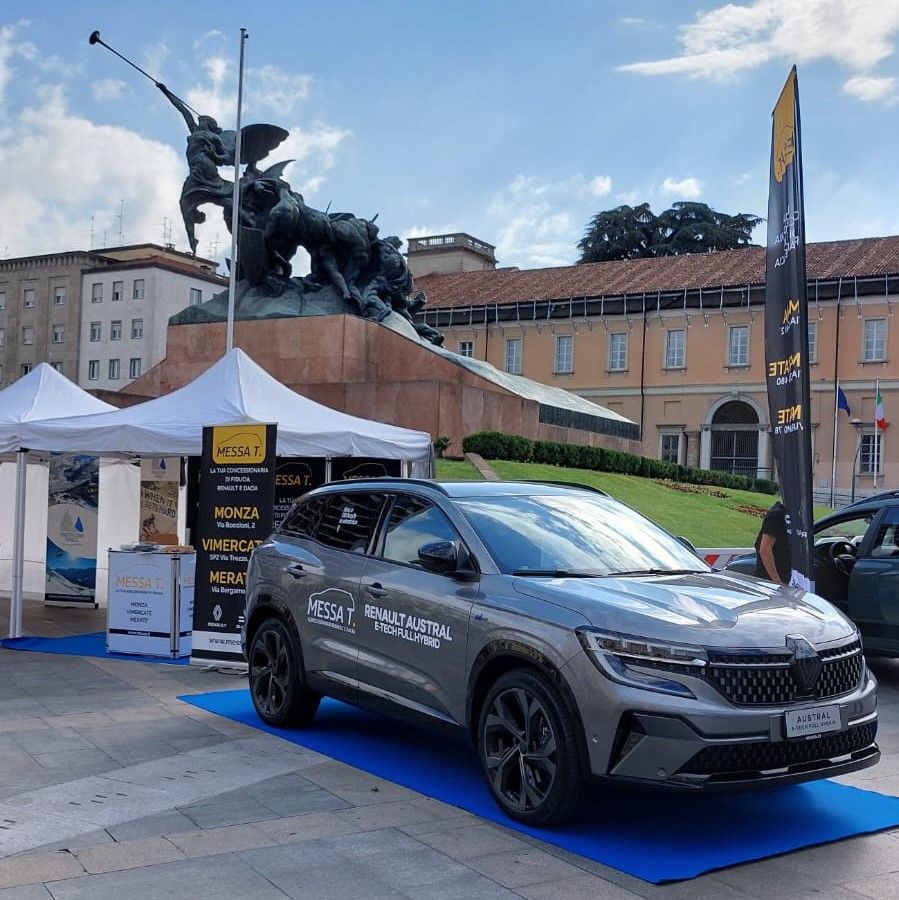 Renault Austral in Piazza Trento e Trieste a Monza Renault Austral in Piazza Trento e Trieste a Monza