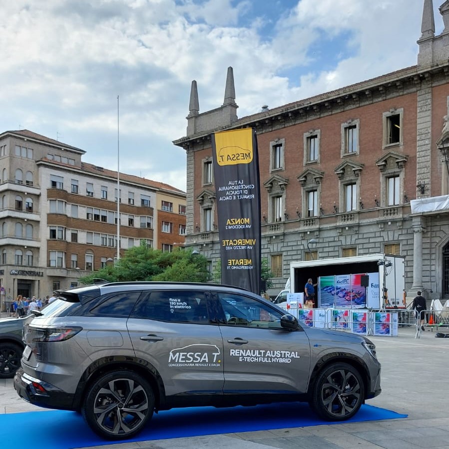 Renault Austral in Piazza Trento e Trieste a Monza Renault Austral in Piazza Trento e Trieste a Monza