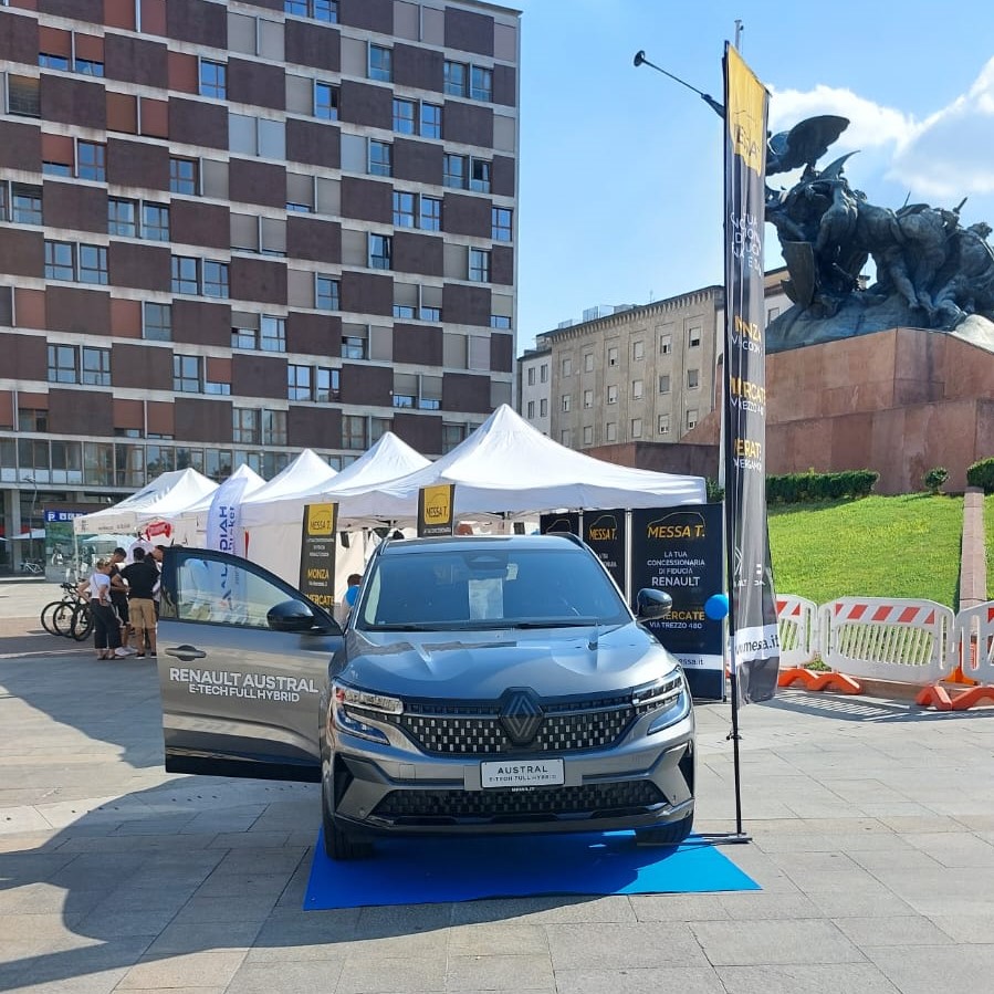 Renault Austral in Piazza Trento e Trieste a Monza Renault Austral in Piazza Trento e Trieste a Monza