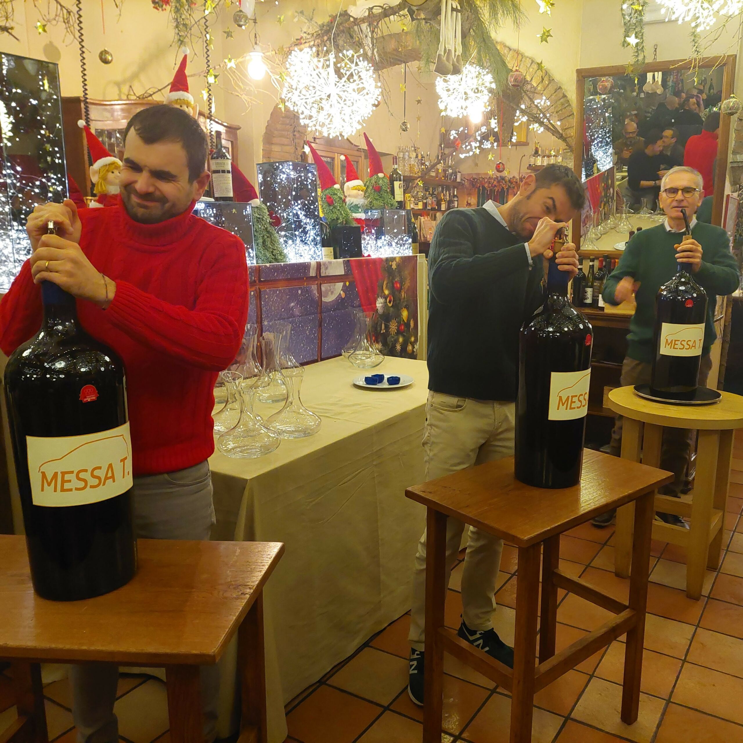 L’apertura dei tre bottiglioni Messa T L’apertura dei tre bottiglioni Messa T