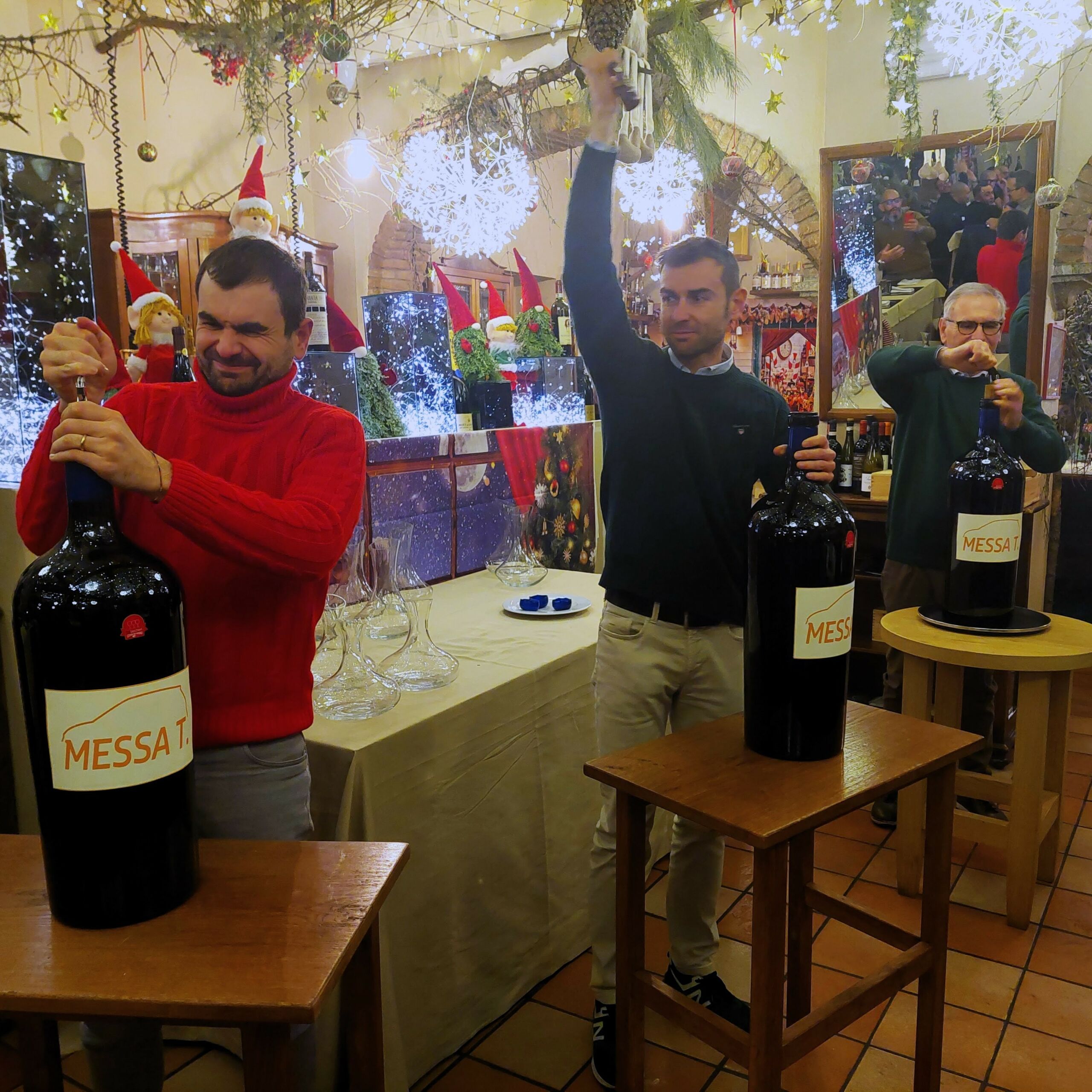 L’apertura dei tre bottiglioni Messa T L’apertura dei tre bottiglioni Messa T